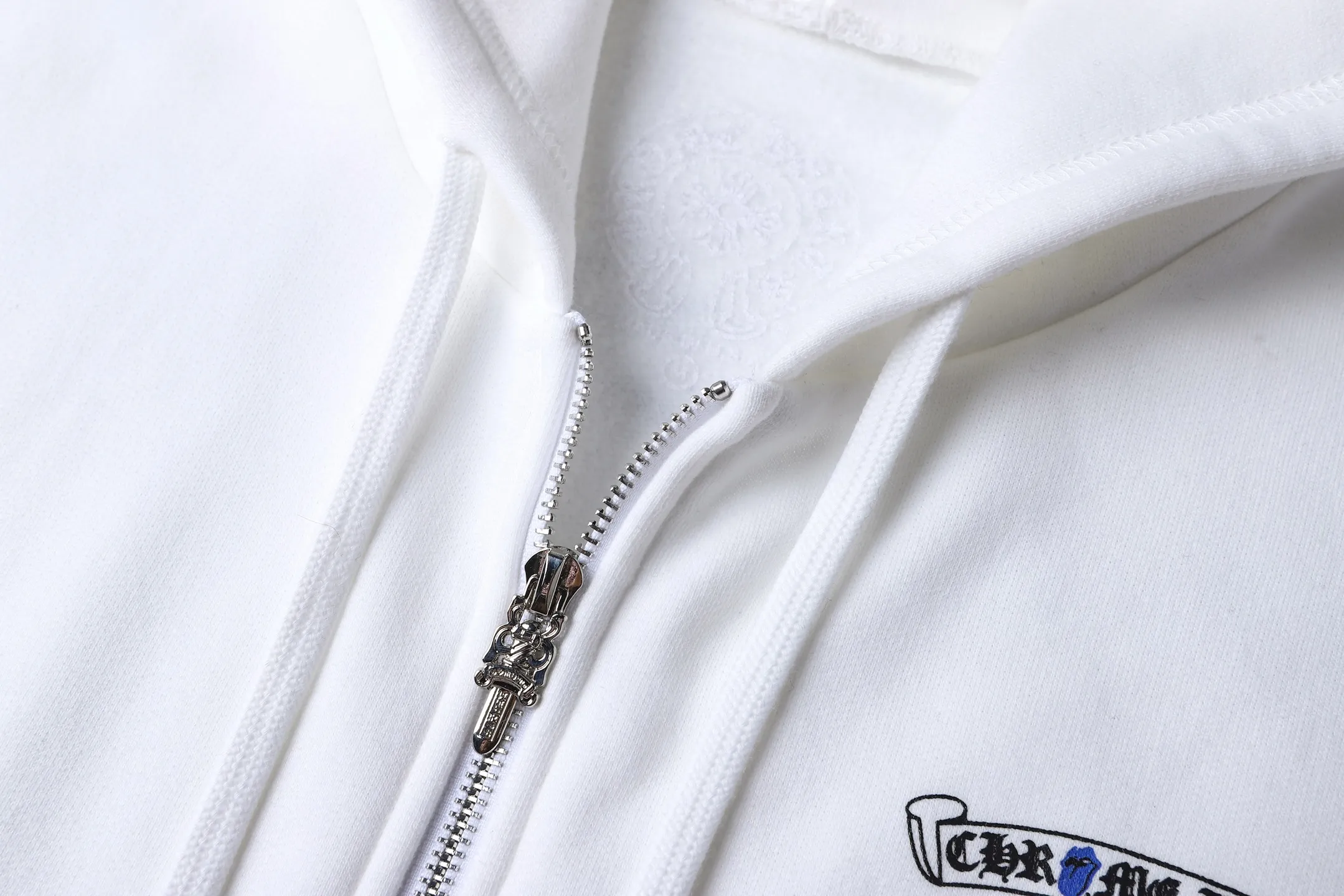 P450 Chrome Hearts hooded glue printed sweatshirt jacket ●380g cotton fleece sweatshirt material ●420g 1*1 matching high-end fashion brand rib ●Fabric enzyme washing ●Glue printing ●Customized 1:1 hood rope ●Customized 1:1 zipper ●Customized 1:1 trademark ●Loose fit ●Size: S M L XL ●Style number: 25357/4B#10